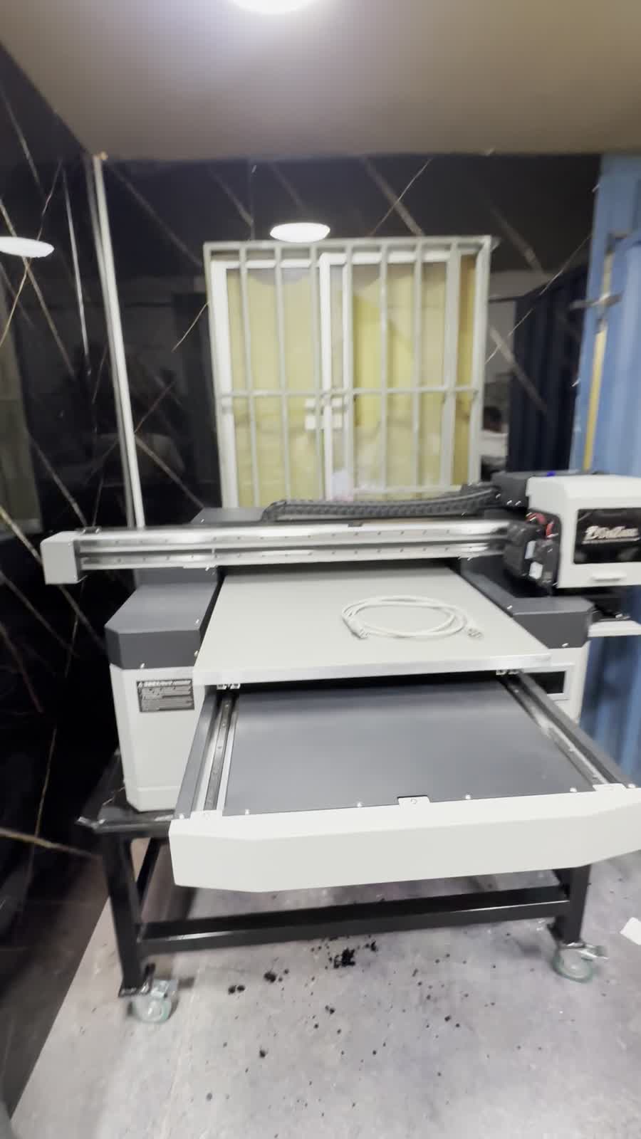 Impresora DTF UV importada desde China, recién desembalada en el taller del cliente