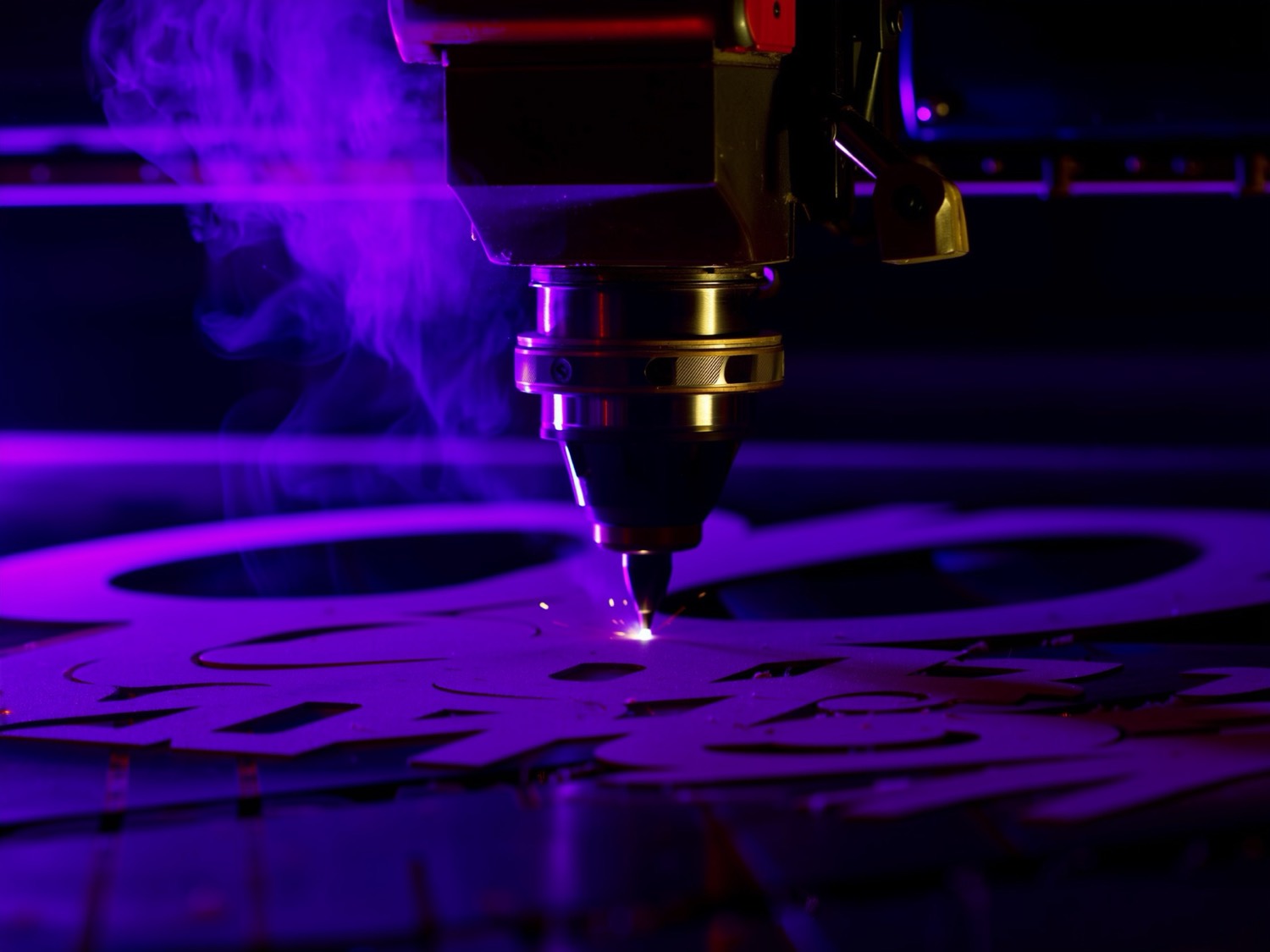 Cabezal de máquina láser cortando una placa
