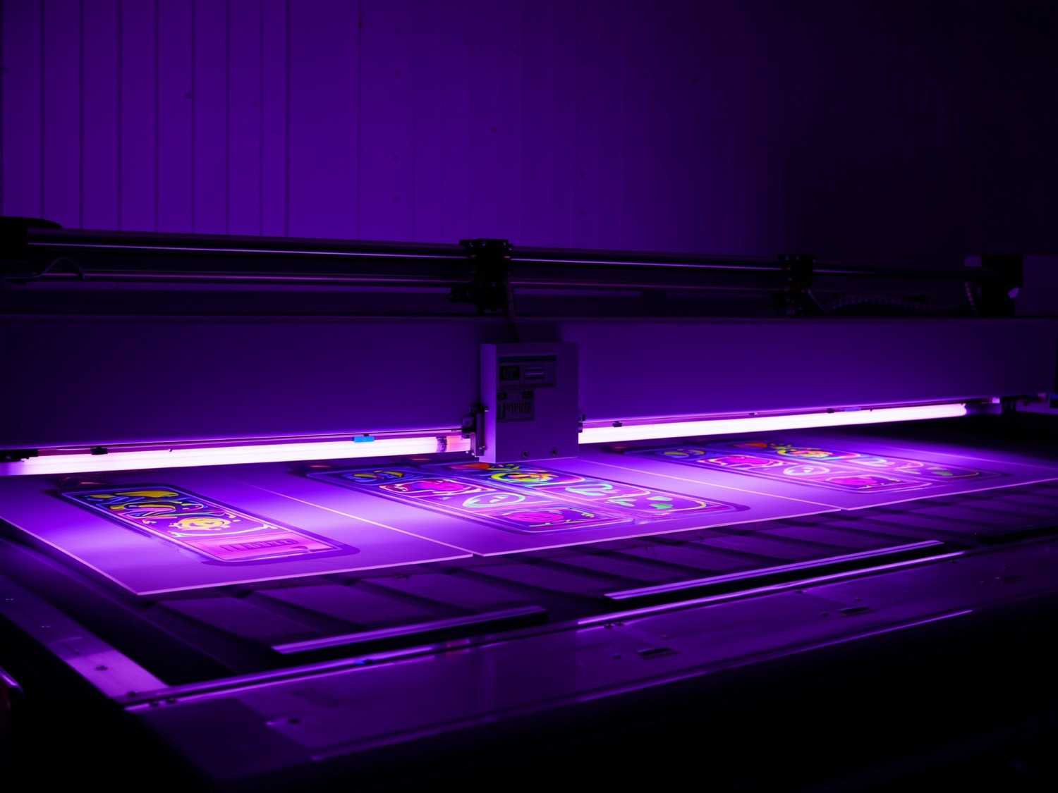 Impresora UV de cama plana imprimiendo sobre placas de acrílico